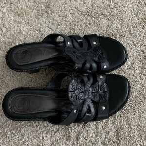 Nurture Wedge Sandals Size 8